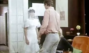 Crnokosa brineta s tijesnom guzom i velikim sisama guta se analno porn boy arab