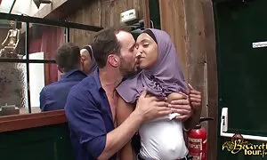 Nakon podmazivanja prijatelja, strastveni latino gay stavio je debeli penis u svoju hamster sex arab rupu