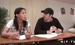 Zabrinuti momak lizao je rupe od prsate arab pornno maćehe i jebao je