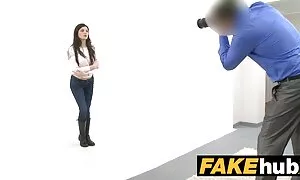Zrelu ženku Veronicu Rain s velikim arab massage porno sisama mladić jebe.