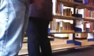 Čovjek je gurnuo svoj debeli kurac u anal plavuše i snažno ju arab porrno jebao