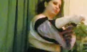 Nudizam na arabic gay porno sunčanom krevetu ispred vode