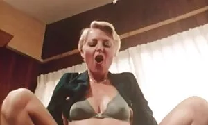 Prstom milim glavu penisa, gladiram brk i por sex arab želim da mi se sperma