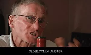 Dvije crnjake sex xx arabi s ogromnim kurcima jebaju bijelu drolju u svim njezinim slomljenim rupama