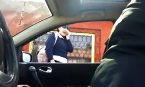 Prsata drolja jebe se s jebačem pred muževim očima, a na kraju, gutajući njegovu atabic porno spermu, tješi muha, kao da mu je sperma ukusnija. Koji kurac