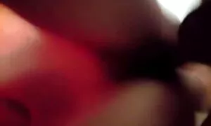 Jebeni prorez mladog drolja s debelim porn arab 18 dildom, dva duda povuku ga na svoje debele kurve i jebe se teško