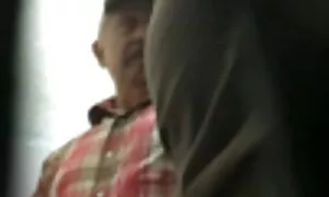 Mlada obitelj nije smislila ništa bolje od grupnog arab porno mp4 seksa na nekom mjestu sa tom beskućnicom