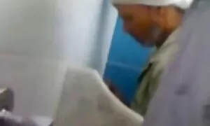 Prekrasna brineta arab porno vidio s elastičnim prtljavim dojkama dobiva jebeni producent na kastingu