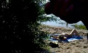 Babe Holly Hendricks je od Djeda Mraza dobila vibrator i jebe ga u analu x arabic porn
