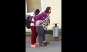 Kuja nije velika strana paprikama. Tip je izvadio njušku i počeo brutalno suzati kurvu pokušavajući joj izdubiti anus. Uzalud sam pokušao, djevojka arab pornoo je bila rastrgana i čvršća
