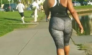 Slatka azijska djevojka s nježnošću pono arabik sisa debeli penis i dobiva analnu jebu