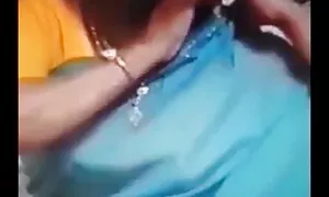 Možda se čini skromnim izgledom, ali kad ova kuja uđe u društvo dva požudna mužjaka, ona se vješto snalazi s njihova dva pridržana člana arab web porno